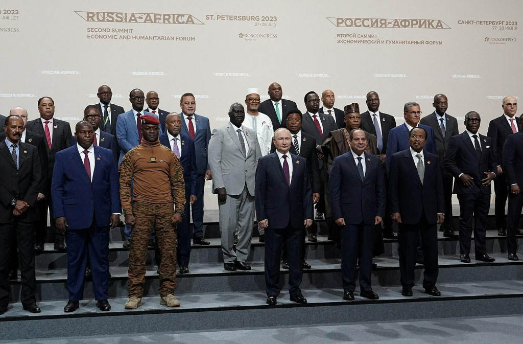 Vladimir Putin a africkí štátnici na rusko-africkom summite v Petrohrade. FOTO: Reuters