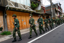 Vojaci pochodujú počas každoročného vojenského cvičenia v Taoyuane na Taiwane. FOTO: Reuters