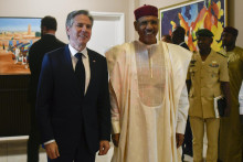 Americký minister zahraničných vecí Antony Blinken (vľavo) a nigerský prezident Mohamed Bazoum počas stretnutia v nigerskej metropole Niamey, 16. marca 2023. FOTO: TASR/AP