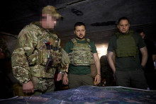 Ukrajinský prezident Volodymyr Zelenskyj navštívil príslušníkov ukrajinských špeciálnych operačných síl neďaleko Bachmutu. FOTO: Reuters