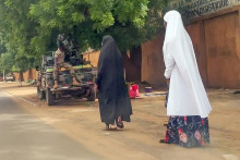 Ženy kráčajú okolo vojakov v nigerskom hlavnom meste Niamey. FOTO: TASR/AP