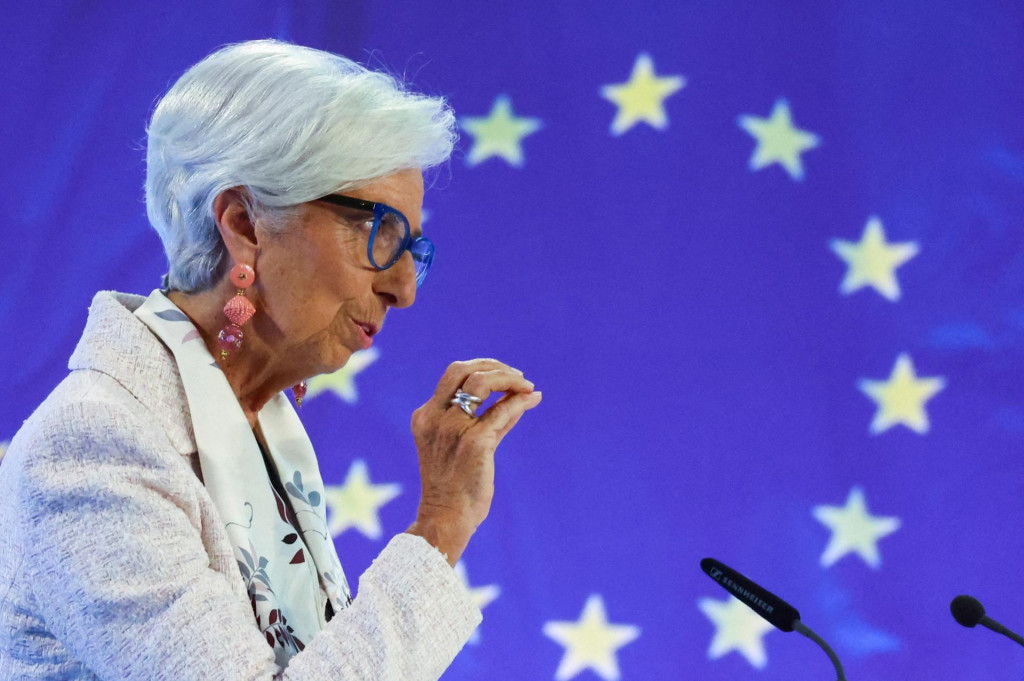 Prezidentka ECB Christine Lagardová vysvetľuje na tlačovej konferencii vo Frankfurte nad Mohanom, prečo musela banka v júli zvýšiť úrokové sadzby. Scenáru záťažového testovania bánk sa výška úrokov zatiaľ nepriblížila. FOTO: REUTERS