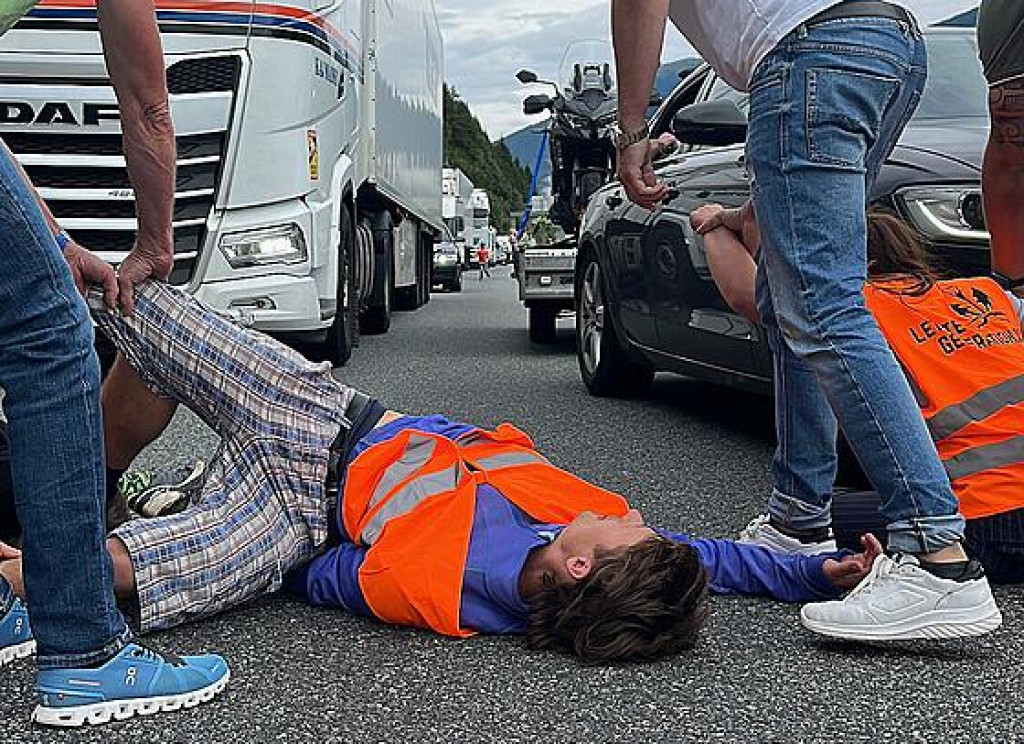Ekologickí aktivisti zo zoskupenia Letzte Generation (Posledná generácia) zablokovali Brennerskú diaľnicu na juhu Rakúska. FOTO: Twitter/Letzte Generation Österreich