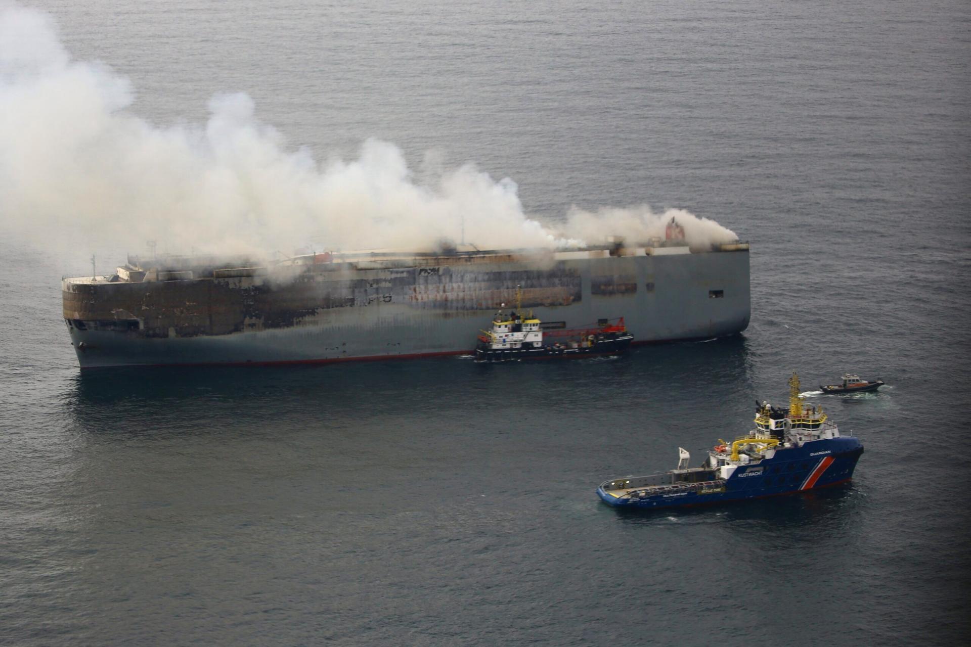 Loď s elektromobilmi, ktorá horí pri Holandsku, sa nepodarilo odtiahnuť