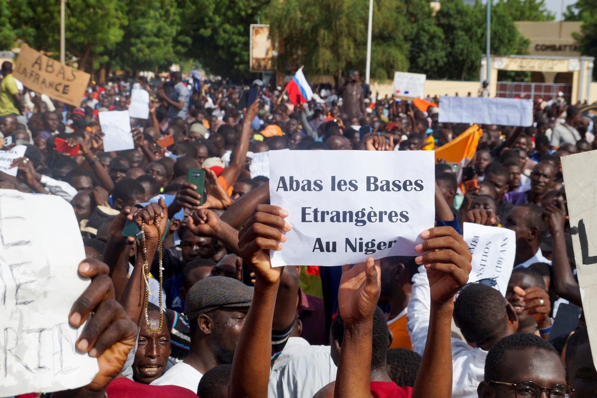 Nigerskí pučisti hovoria o bezprostrednej vojenskej intervencii afrického hospodárskeho spoločenstva