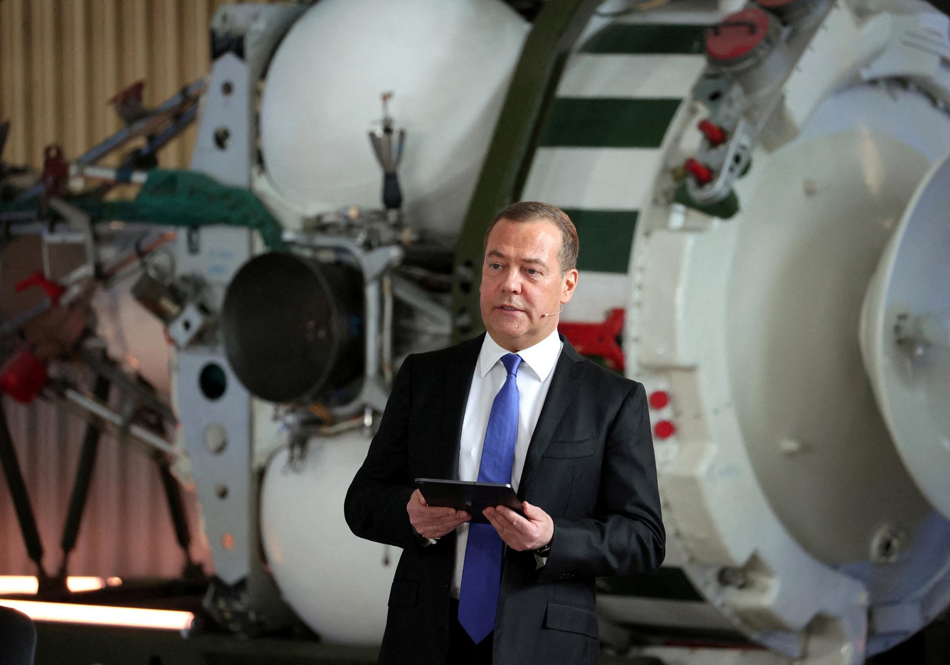 Ak uspeje ukrajinská protiofenzíva, musíme použiť jadrovú zbraň, vyhlásil Medvedev