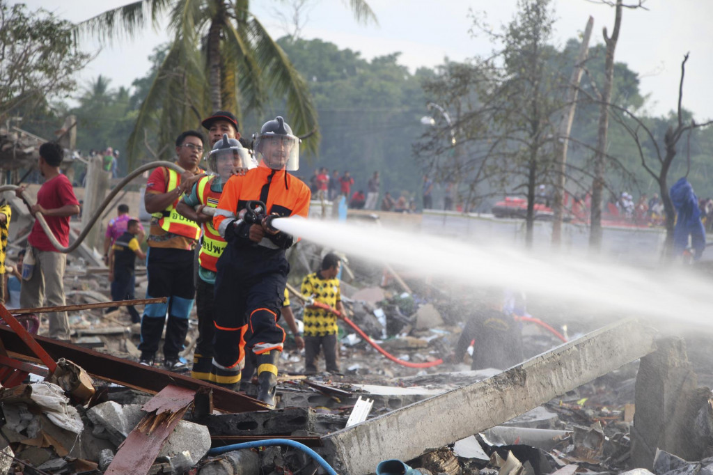 Hasiči zasahujú po rozsiahlom výbuchu v sklade so zábavnou pyrotechnikou v provincii Narátchivát na juhu Thajska. FOTO: TASR/AP
