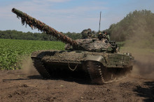 Ukrajinskí vojaci jazdia v tanku pred streľbou na ruské jednotky v  Charkovskej oblasti. FOTO: Reuters