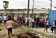 Príbuzní väzňov čakajú na správy o svojich blízkych pred väznicou v Guayaquile. FOTO: Reuters