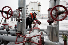 Pracovník otáča ventilom na ropnom poli. FOTO: Reuters
