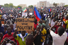 Muž drží transparent s nápisom Preč s Francúzskom, nech žije Putin na pochode v nigerskej metropole Niamey, ktorý zvolali prívrženci generála Abdourahmana Tchianiho. FOTO: TASR/AP