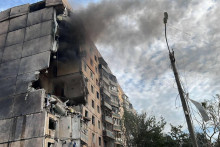Bytový dom ťažko poškodený ruským raketovým útokom v meste Kryvyi Rih. FOTO: Reuters