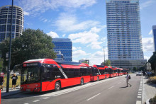Vodíkové autobusy, ktoré boli dnes oficiálne uvedené do prevádzky. Budú jazdiť na tzv. zelený vodík, ktorý je považovaný za ekologický a klimaticky neutrálny. FOTO: Tomáš Susko