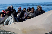 Tuniská pobrežná stráž sa snaží zastaviť migrantov počas ich pokusu preplávať do Talianska. FOTO: Reuters
