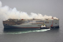 Dym stúpa z horiacej nákladnej lode Fremantle Highway na mori pri Holandsku. FOTO: Reuters