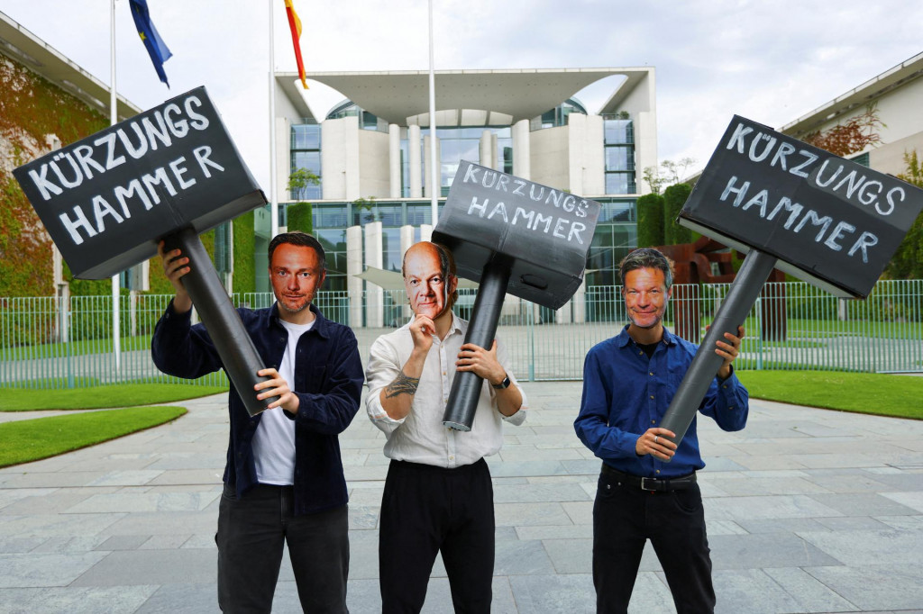 Aktivisti demonštrujú proti rozpočtovým škrtom pred budovou kancelárstva v Berlíne. FOTO: Reuters
