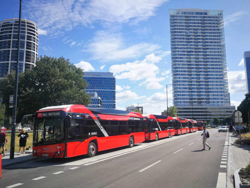 Vod&iacute;kov&eacute; autobusy, ktor&eacute; boli dnes ofici&aacute;lne uveden&eacute; do prev&aacute;dzky. Bud&uacute; jazdiť na tzv. zelen&yacute; vod&iacute;k, ktor&yacute; je považovan&yacute; za ekologick&yacute; a klimaticky neutr&aacute;lny. FOTO: Tom&aacute;&scaron; Susko
