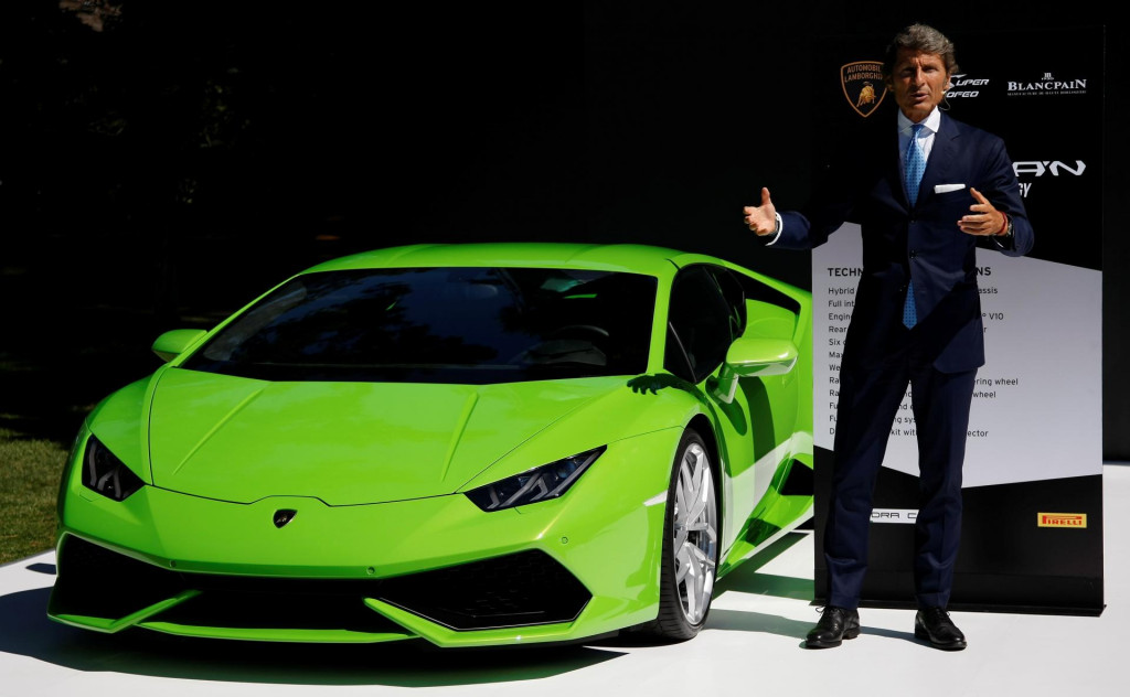 Prezident spoločnosti Lamborghini Stephan Winkelmann predstavuje model Huracan. FOTO: Reuters
