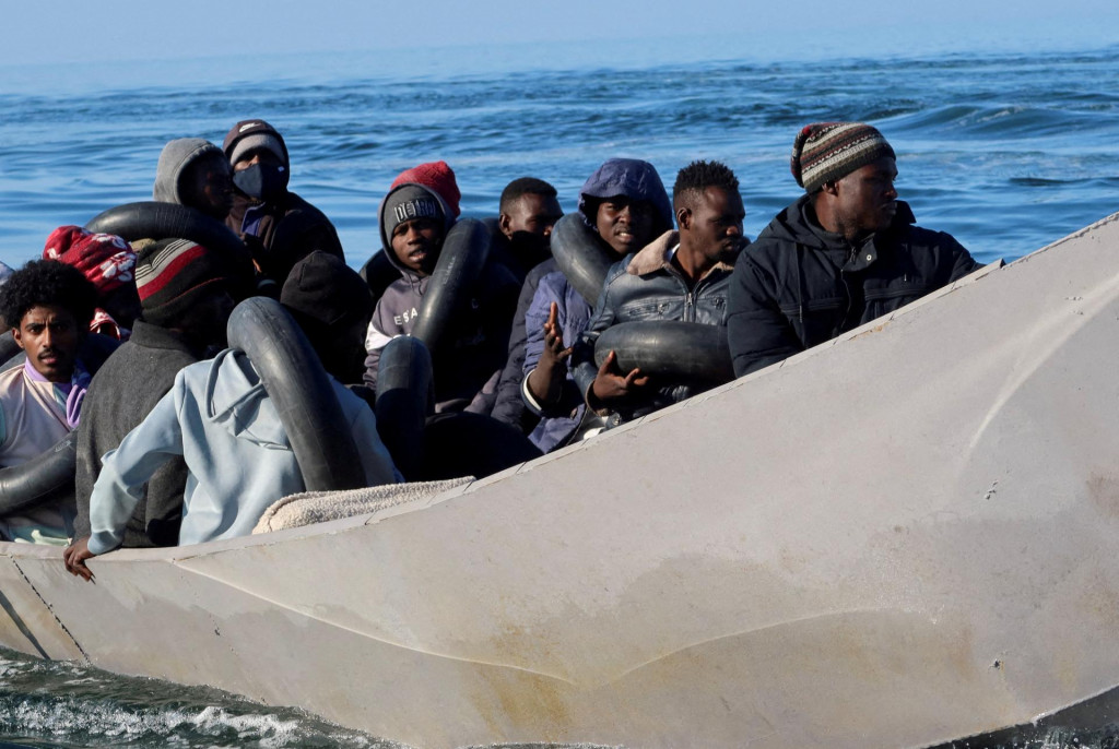 Tuniská pobrežná stráž sa snaží zastaviť migrantov počas ich pokusu preplávať do Talianska. FOTO: Reuters