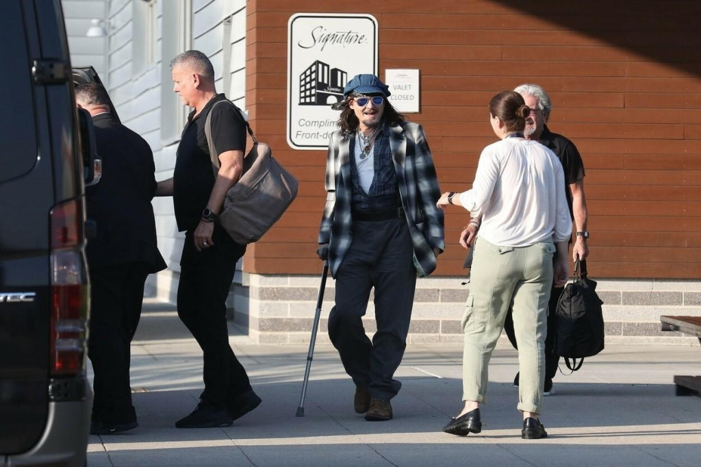 Johnny Depp v Bostone kríva s barlou.