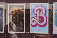 Plagáty k filmom Barbie a Oppenheimer 20. júla 2023 pred divadlom v Los Angeles. FOTO: TASR/AP/Chris Pizzello