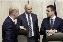 Zľava minister financií Michal Horváth, minister investícií Peter Balík a premiér Ľudovít Ódor. FOTO: TASR/Dano Veselský