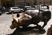 Býk na burze znamená rastúci trend kurzov akcií. Bronzový býk neďaleko Wall Street v New Yorku symbolizuje bohatstvo. FOTO: Soňa Zverková