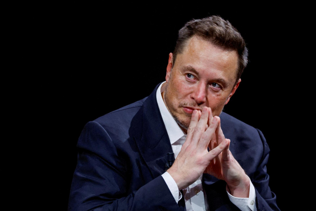 Elon Musk, generálny riaditeľ SpaceX a Tesla a majiteľ Twitteru, gestikuluje, keď sa zúčastňuje konferencie Viva Technology venovanej inováciám a startupom na výstavisku Porte de Versailles v Paríži.