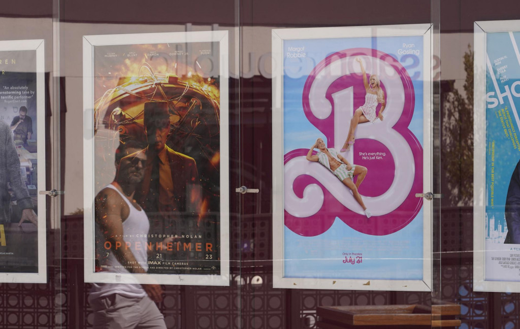 Plagáty k filmom Barbie a Oppenheimer 20. júla 2023 pred divadlom v Los Angeles. FOTO: TASR/AP/Chris Pizzello