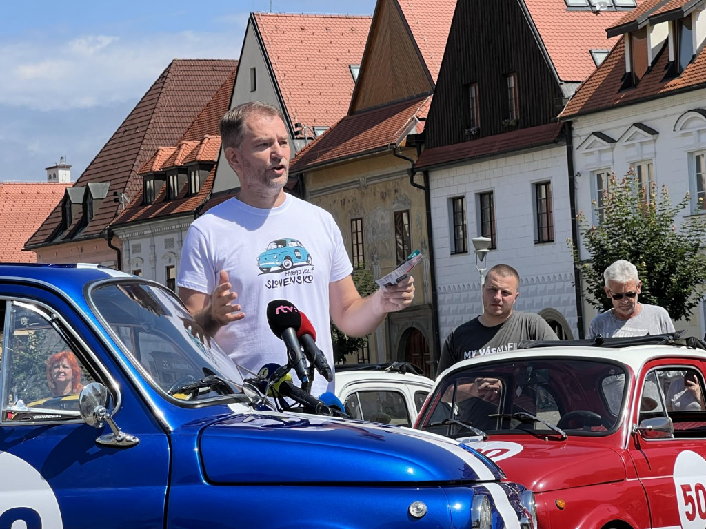 Šéf Obyčajných Igor Matovič vstupuje do predvolebnej kampane s vozidlami, ktoré sú podľa neho symbolom boja proti mafii. FOTO: TASR/M. Černý