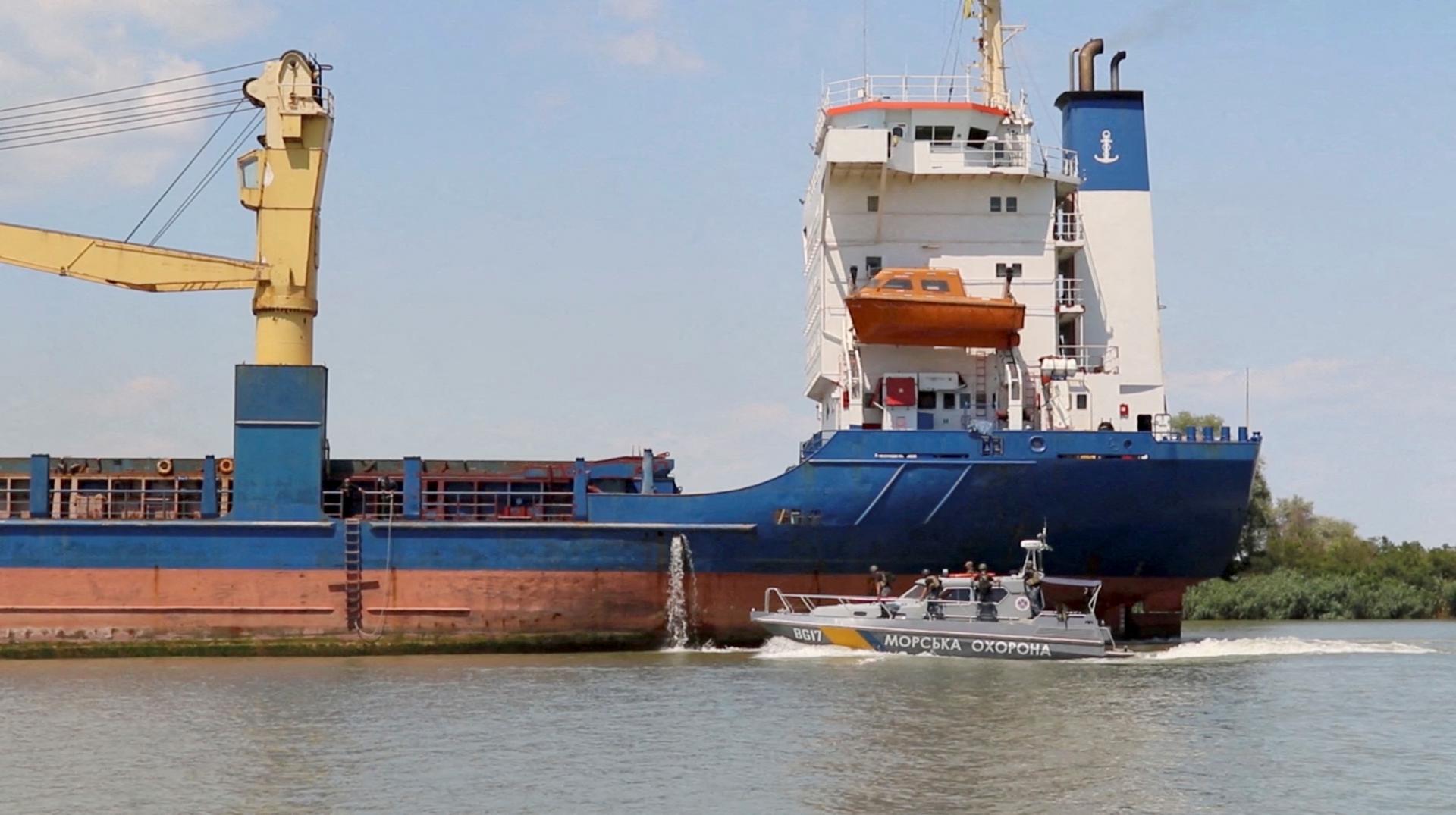 Ukrajinský prístav na Dunaji po ruských útokoch prerušil prevádzku, desiatky lodí čakajú