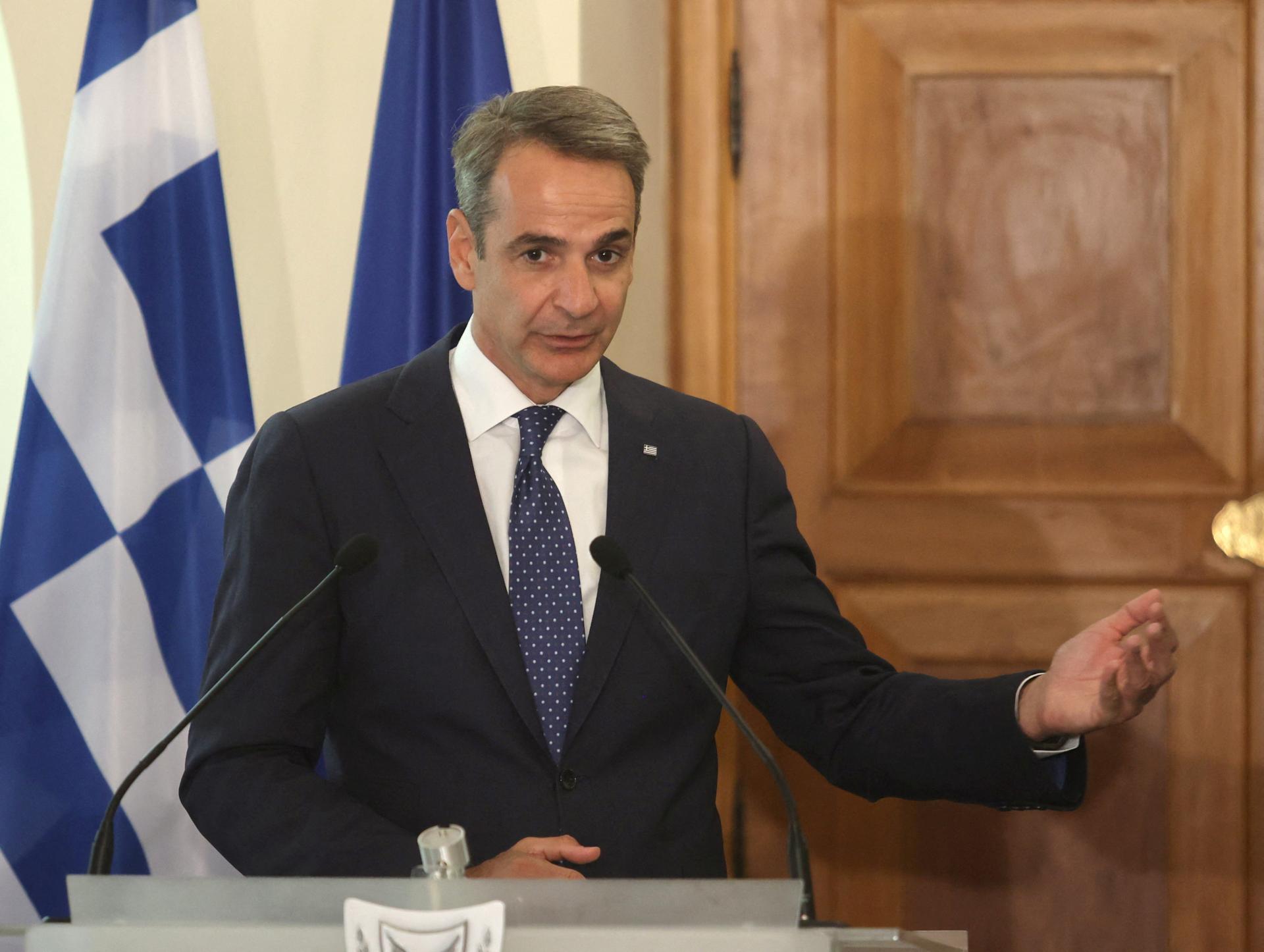 Grécky premiér ponúkne evakuovaným turistom týždeň dovolenky zadarmo