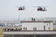 Vrtuľníky Black Hawk pristávajú v meste Taoyuan na Taiwane. FOTO: REUTERS