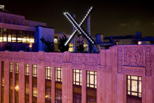 Pracovníci inštalujú logo spoločnosti X (donedávna známej pod názvom Twitter), umiestnené na streche jej sídla v kalifornskom San Franciscu. FOTO: TASR/AP