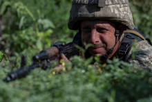 Ukrajinský vojak počas cvičenia. FOTO: Reuters