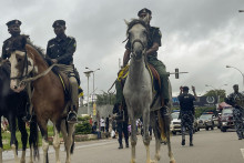 Nigerskí policajti na koňoch. FOTO: TASR/AP