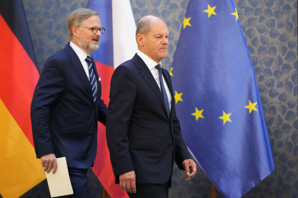 Nemecký kancelár Olaf Scholz (vpravo) a český premiér Petr Fiala. FOTO TASR/AP
