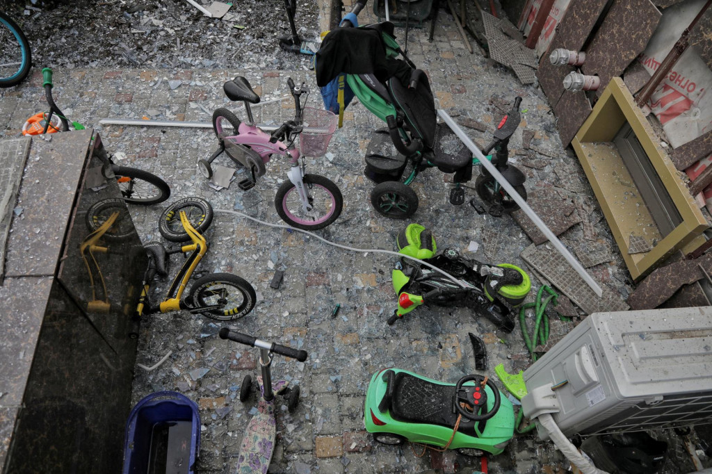 Detské bicykle medzi troskami v bytovom dome poškodené počas ruských raketových a dronových útokov. FOTO: Reuters