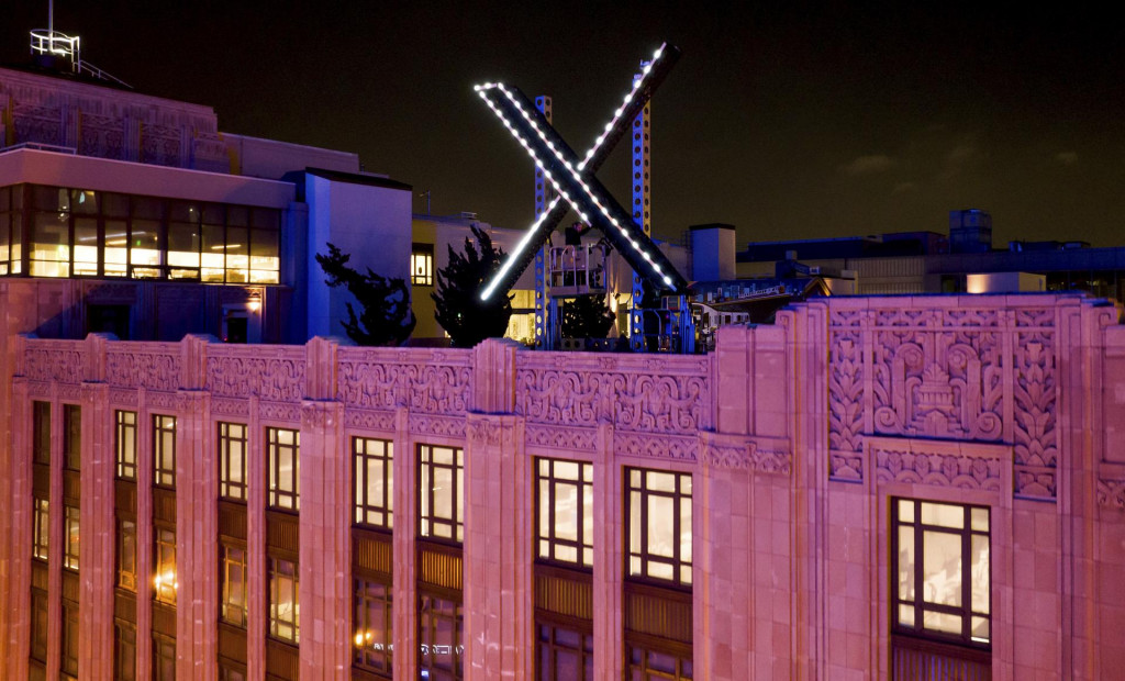 Pracovníci inštalujú logo spoločnosti X (donedávna známej pod názvom Twitter), umiestnené na streche jej sídla v kalifornskom San Franciscu. FOTO: TASR/AP