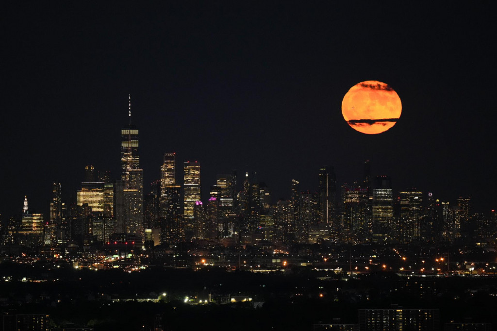 Mesiac v splne vychádza medzi mrakmi nad panorámou Manhattanu.FOTO TASR/AP