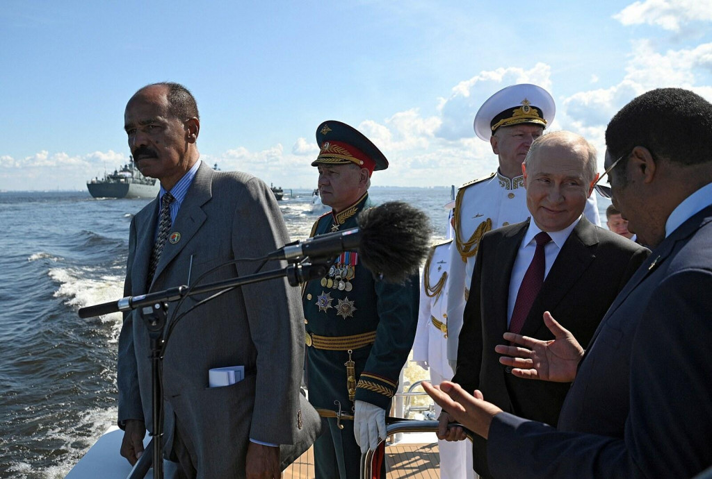 Ruský prezident Vladimir Putin sa zúčastňuje tradičnej ceremónie Dňa ruského námorníctva v Petrohrade. FOTO: Reuters