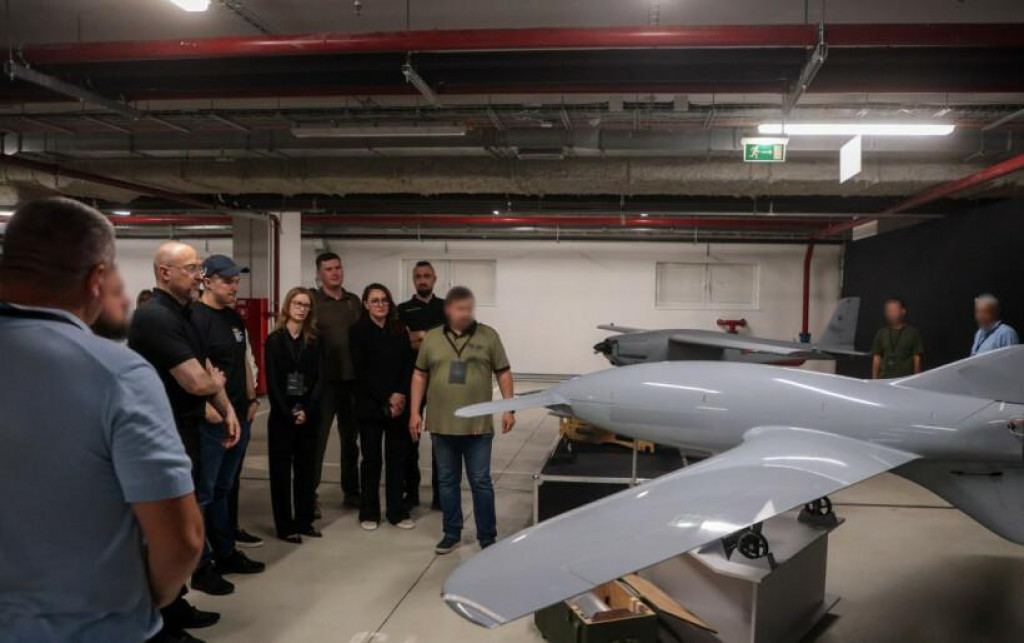 Ukrajinský premiér Denys Šmyhal na fóre venovanému projektu „dronovej armády“. Podľa denníka The New York Times je predný dron Bober, zadný UJ-22. FOTO: gov.ua