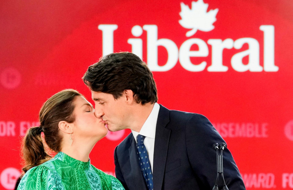 Kanadský liberálny premiér Justin Trudeau bozkáva svoju manželku Sophie Gregoire. FOTO: Reuters