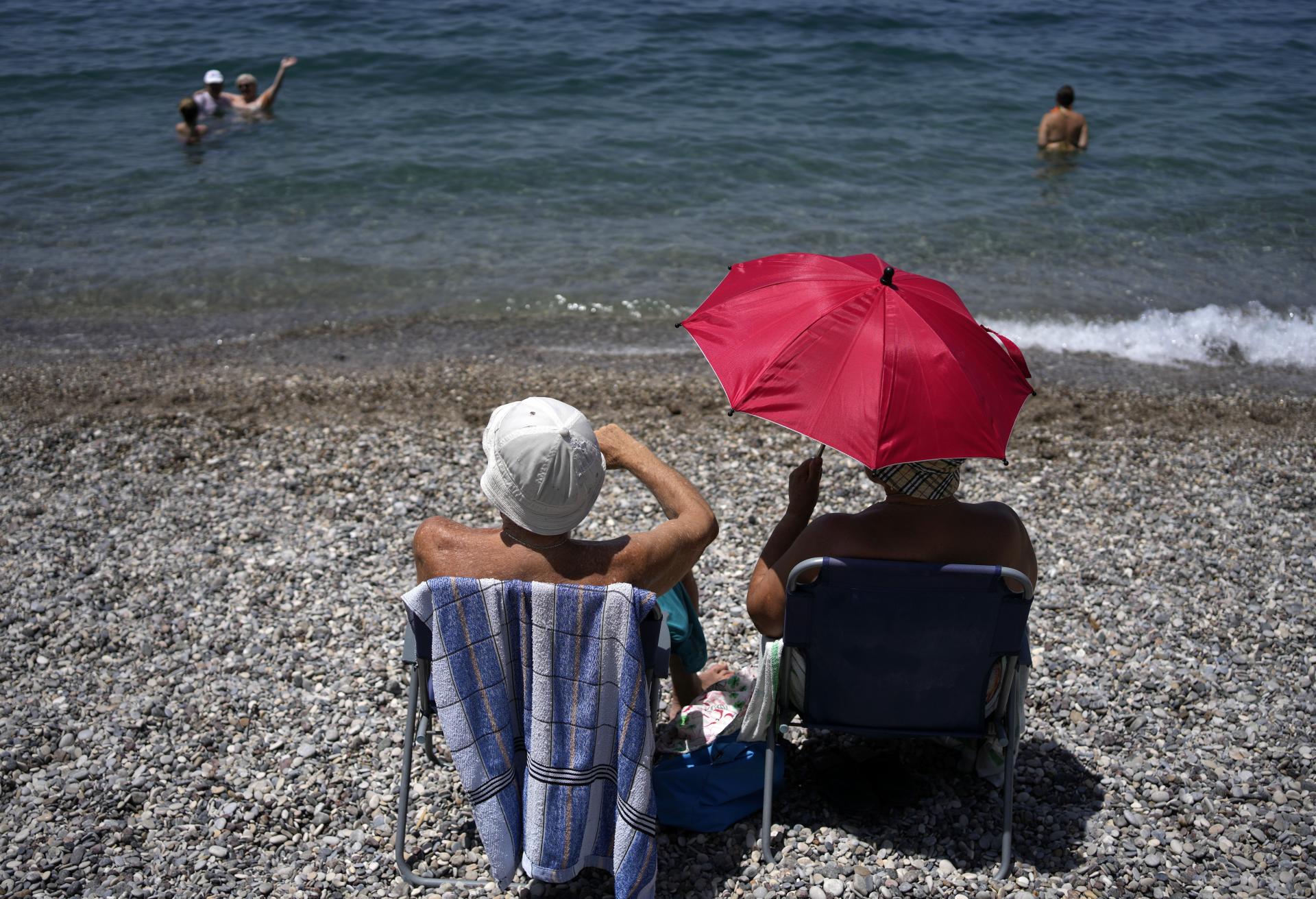 Na gréckych plážach sa turisti nemôžu zložiť, prenajímatelia lehátok od nich chcú stovky eur. Vláda zakročí
