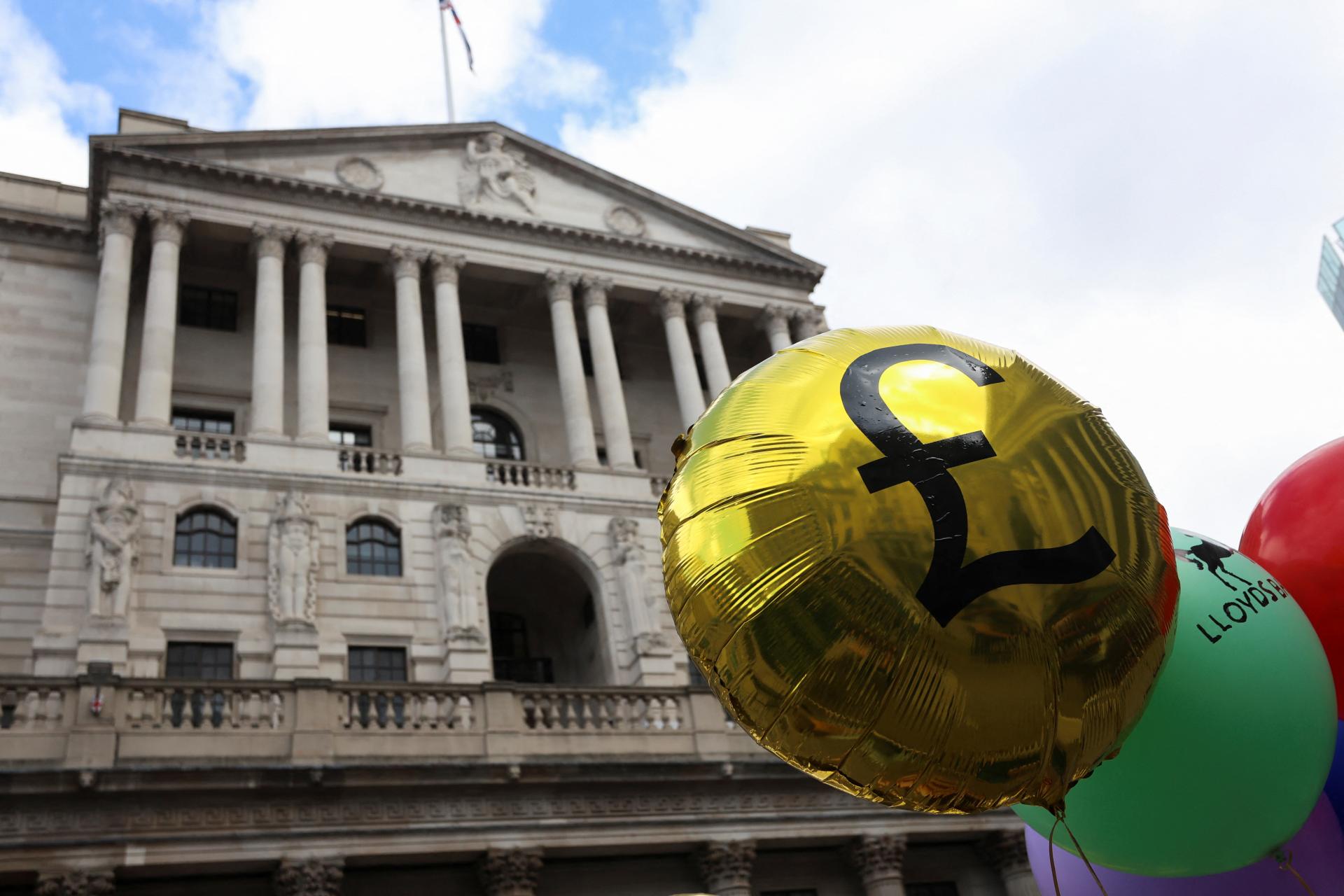 Britská centrálna banka opäť zvýšila hlavnú úrokovú sadzbu. Ide o 15-ročné maximum