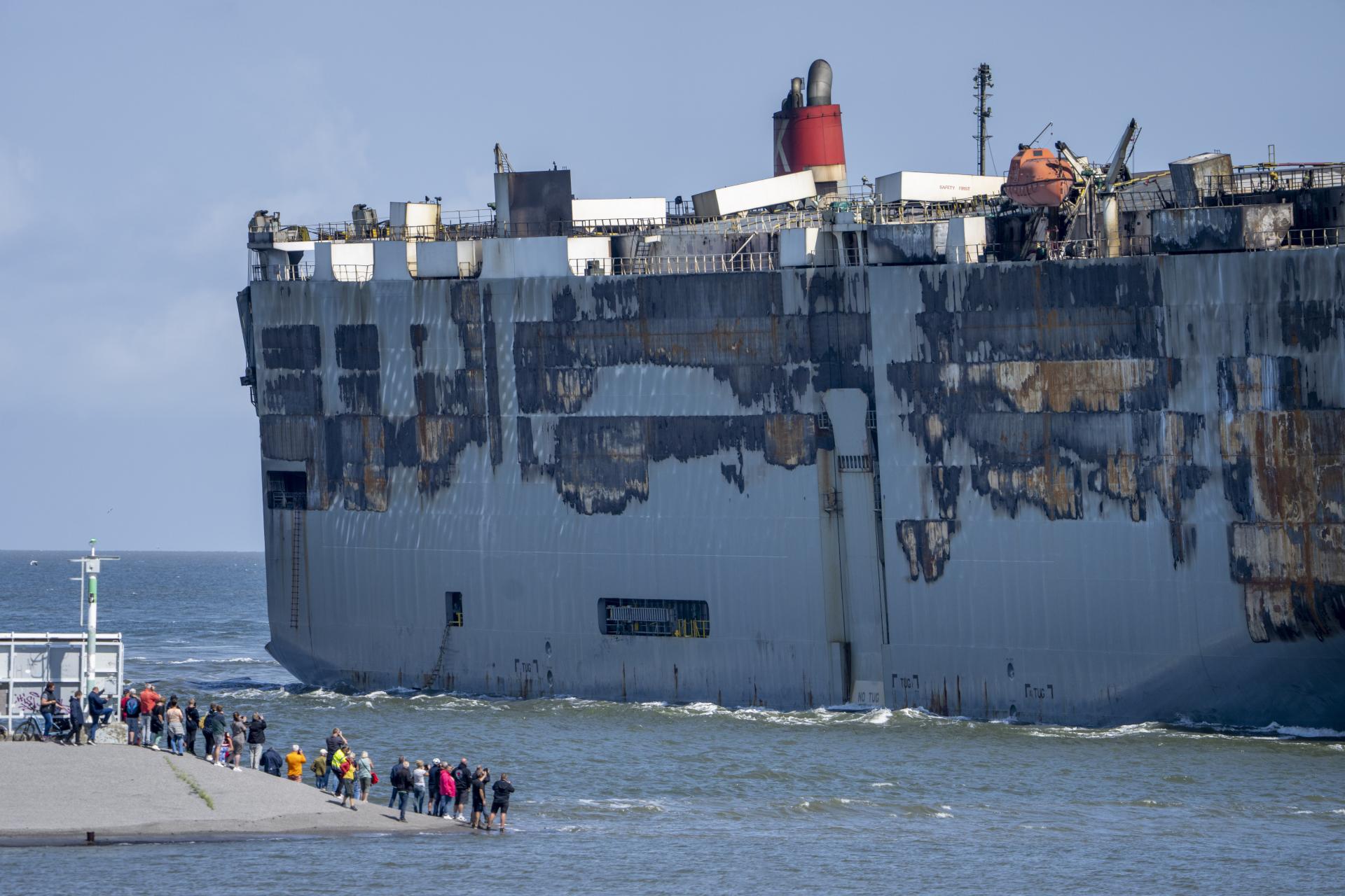 Požiarom poškodená loď s vozidlami zakotvila v holandskom prístave, zomrel člen posádky (foto)