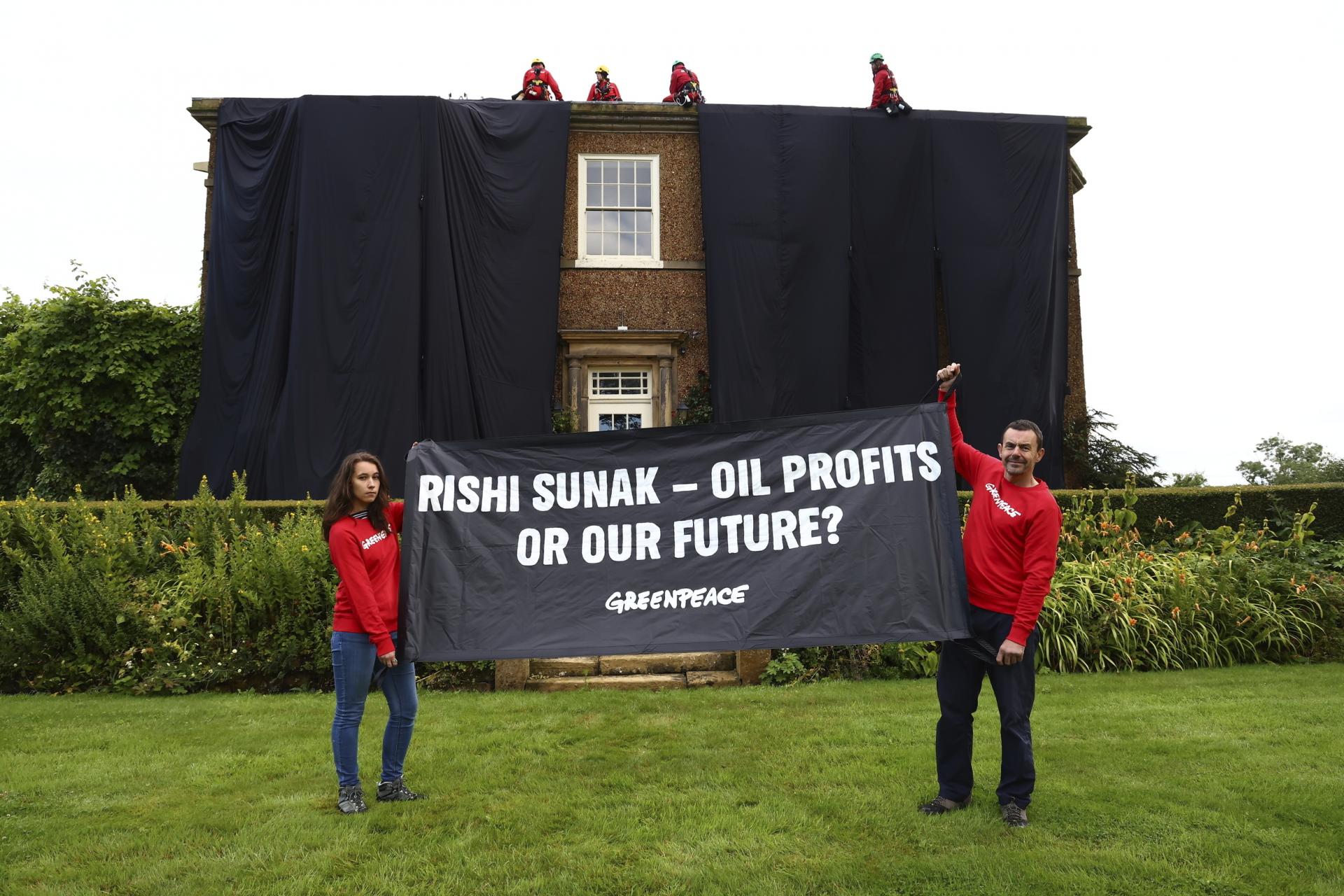 Sunakov dom pokryli čiernou látkou. Environmentálni aktivisti protestovali proti fosílnym palivám