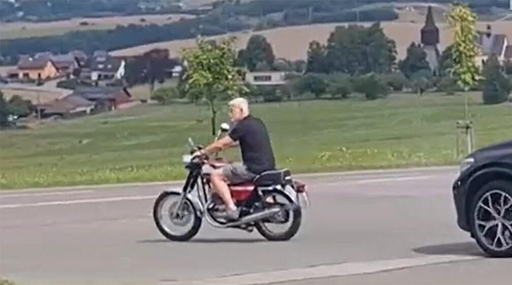 Českého prezidenta Petra Pavla natočili na motorke bez prilby. Priznal, že urobil hlúposť