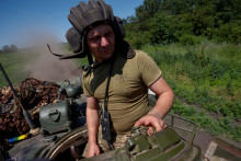Ukrajinský vojak na tanku pri Bachmute. FOTO: Reuters