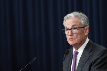 Jerome Powell, šéf americkej centrálnej banky, ktorá po júnovej pauze pokračovala v sprísňovaní menovej politiky. FOTO: TASR/AP